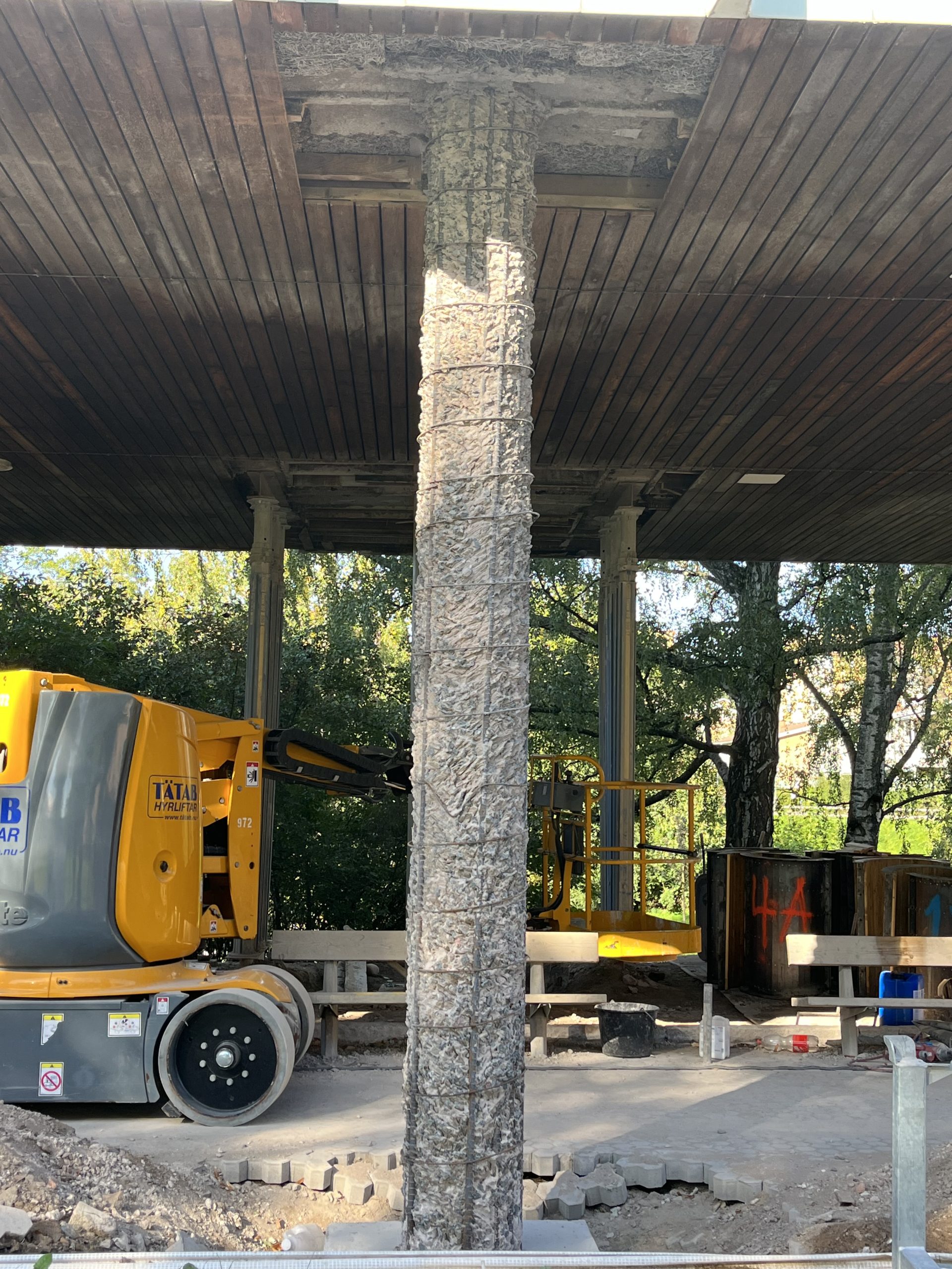Renovering av betongpelare i Jönköping idas skola